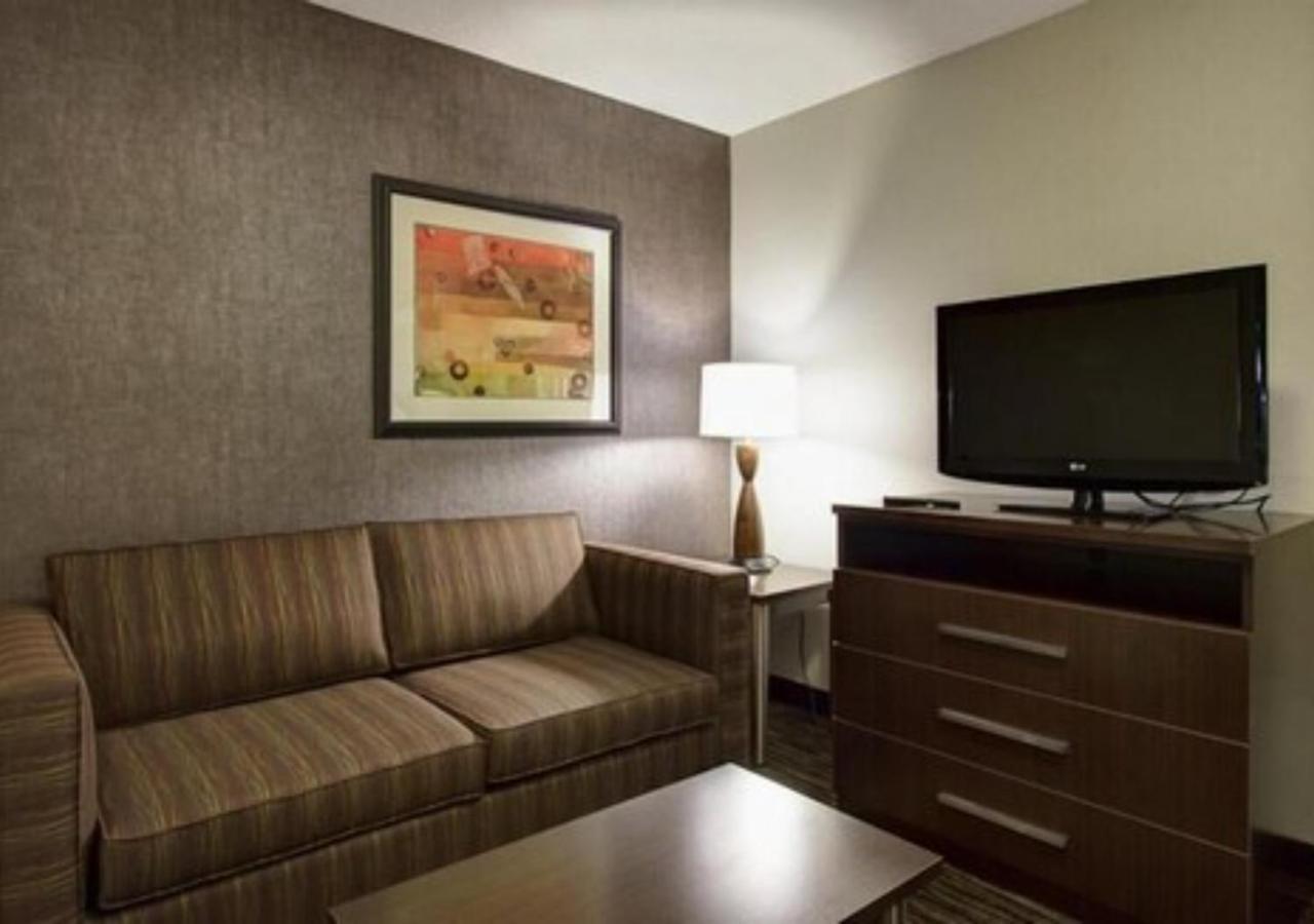 Holiday Inn Express & Suites North Fremont By Ihg Buitenkant foto